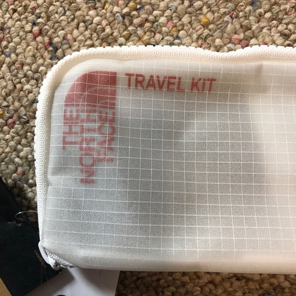 π The North Face Travel Kit & Face Mask - Picture 5 of 12